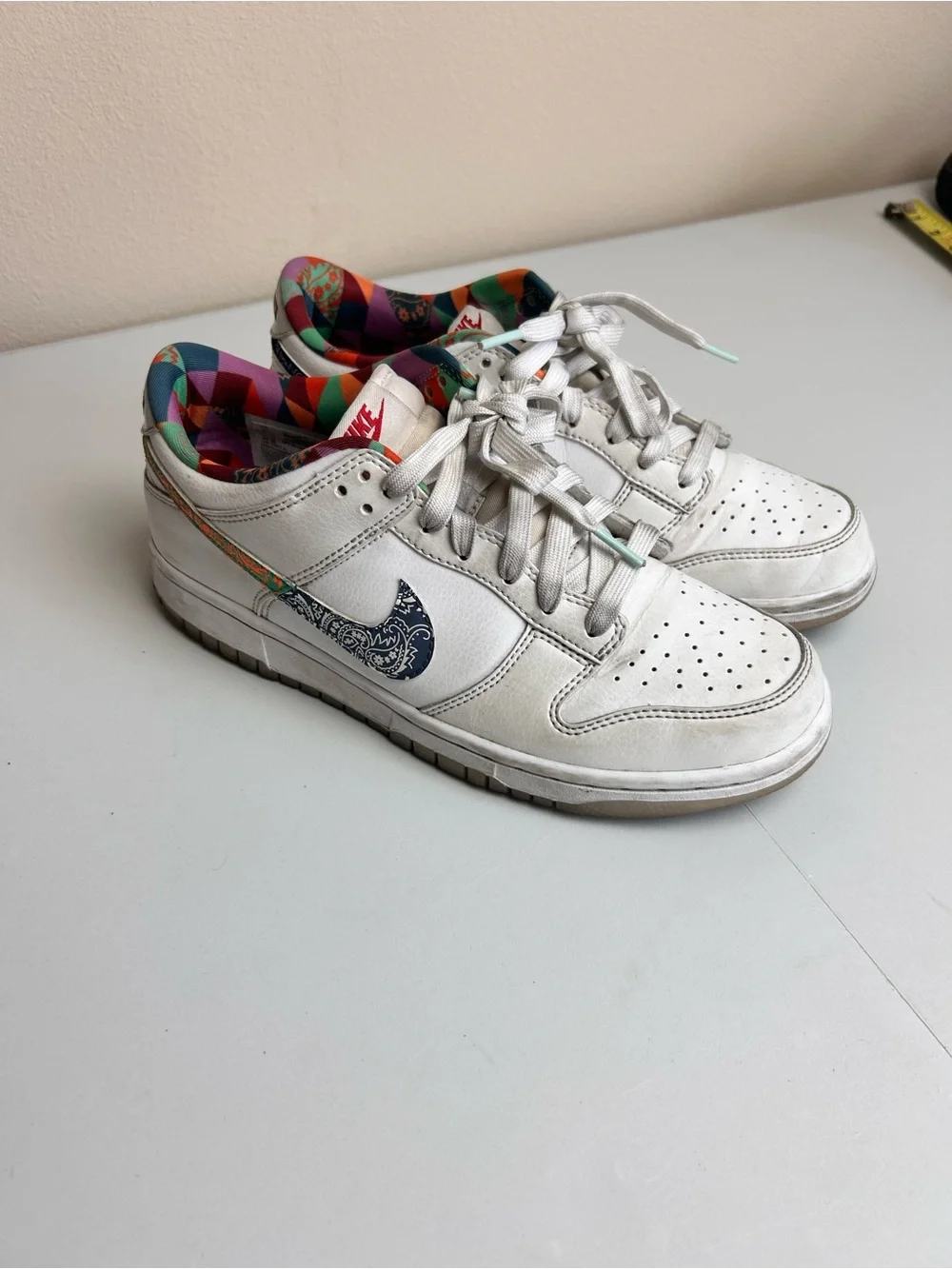 Nike White Low-Top Kids Sneakers with Multicolor Patterned Liner 7Y